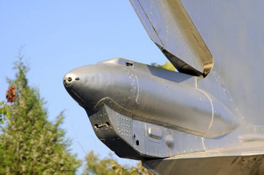 Savaş uçakları kuyruğu, fotoğrafa yakın çekim. 