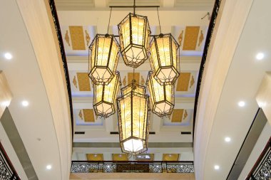 Alışveriş merkezindeki şık lambalar.