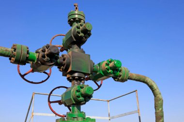 Petrol boru hattı kontrol tekerleği mavi gökyüzünün altında, yakın çekim