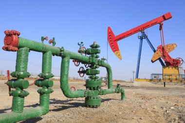 Petrol boru hattı ve pompalama ünitesi, fotoğrafa yakın çekim