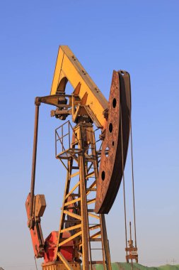 Vahşi doğada mavi gökyüzünün altında pompalama ünitesi