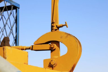 Mavi gökyüzünün altında petrol makineleri fren mekanizması.