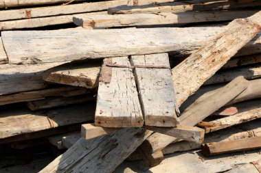 Tahtalar üst üste yığılmış, fotoğraflara yakın.