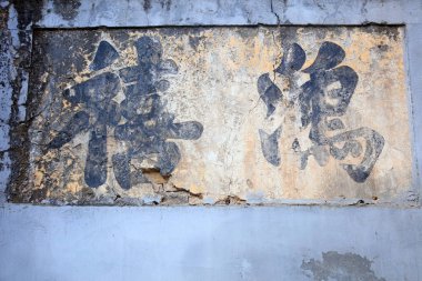 Kırık duvarlarda kelimeler 