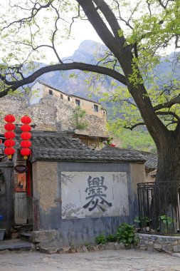 Pekin - 7 Mayıs 2016: Pekin 'de küçük bir köyde, duvarda yazılı kelimeler