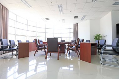 Bir konferans odasında masa ve sandalyeler, yakın çekim