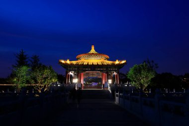 Çin klasik mimarisinin gece manzarası.