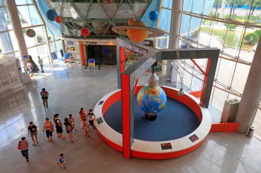 Bir bilim müzesinde manyetik havalanma mehtabı gösteri aracı