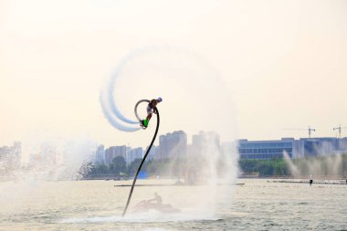 Su dublörleri eşit düzeyde.