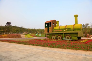 Eşitlikte lokomotifler için yeşil heykeller