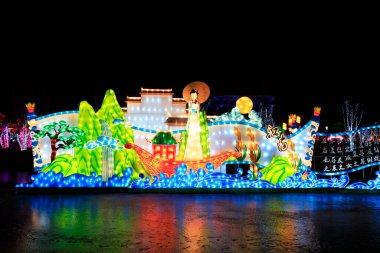 Parktaki karikatür figürleri ve manzara heykelleri