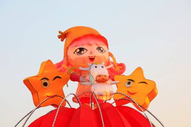 Parkta karikatür heykeli