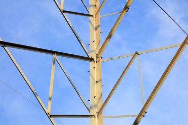 Mavi gökyüzünün altındaki elektrik kulesi