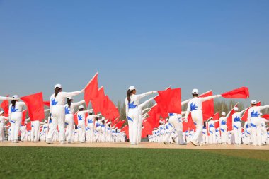 Luannan İlçesi - 12 Nisan 2017: Oyunların açılış töreninde grup serbest egzersiz, Luannan, Hebei, Chin