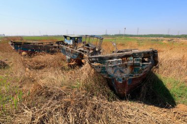 Kırık tahta tekne karada.