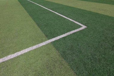 Yeşil pistte beyaz işaretler