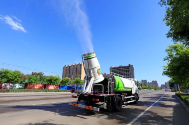 Otobanlarda sprey temizleme aracı