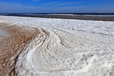 Kışın doğal kıyı manzarası