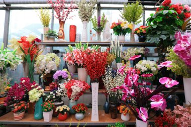 Dükkanda taze kesilmiş çiçekler.