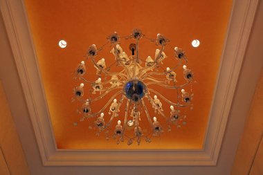 Tavanda avize var, yakın plan fotoğraf.