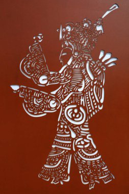 Çelik plakalara oyulmuş çizgi film figürleri.