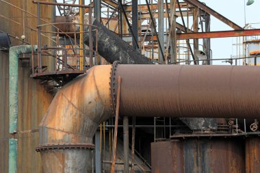 Fabrikalarda kullanılmayan ve terk edilmiş metal borular.