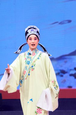 PingJu 'nun 26 Ocak 2014' te sahnede sergilediği antik kostüm Tangshan, Çin