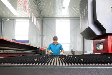 LUANNAN COUNTY - 23 AĞUSTOS: Üretim hattında çalışan işçiler, 23 Ağustos 2014, Luannan County, Hebei Eyaleti, Çin