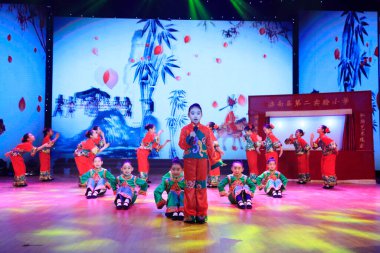 Luannan County - 23 Ocak 2017: Çocuk dans gösterisi, Luannan, Hebei, Chin
