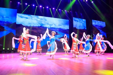 Luannan County - 23 Ocak 2017: Çin halk dansları gösterisi, Luannan, Hebei, Chin