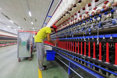 Tangshan City - 4 Ocak 2018: işçiler Çin 'in Hebei kentinde, Tangshan şehrinde döngü hattında meşguller.