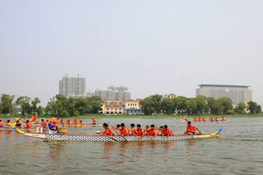 LUANNAN COUNTY - 8 AĞUSTOS: 8 Ağustos 2014 'te nehirde ejderha bot yarışı sahnesi, Luannan County, Hebei Eyaleti, Çin