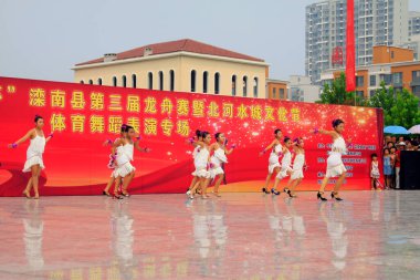 LUANNAN COUNTY - 10 Ağustos: Çocuklar açık havada Latin dansı gösterileri, 10 Ağustos 2014, Luannan County, Hebei Eyaleti, Çin