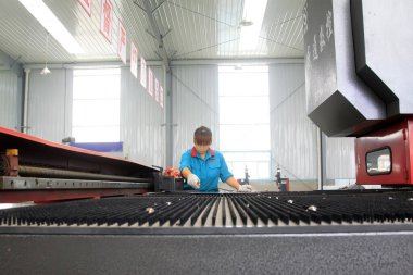 LUANNAN COUNTY - 23 AĞUSTOS: Üretim hattında çalışan işçiler, 23 Ağustos 2014, Luannan County, Hebei Eyaleti, Çin