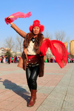 Luannan İlçesi - 19 Şubat: Çin geleneksel Yanko halk dansları gösterisi 19 Şubat 2016 tarihinde, Luannan County, Hebei Eyaleti, Çin