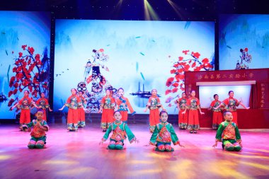 Luannan County - 23 Ocak 2017: Çocuk dans gösterisi, Luannan, Hebei, Chin