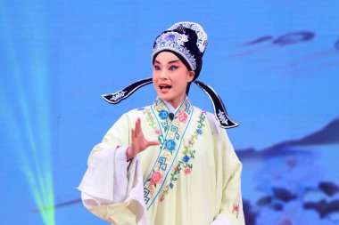 PingJu 'nun 26 Ocak 2014' te sahnede sergilediği antik kostüm Tangshan, Çin