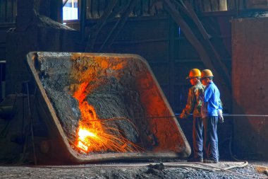 TANGSHAN - 20 Haziran: Çelik fabrikasında mekanik bileşenleri tamir eden işçiler, 20 Haziran 2014 'te, Tangshan, Hebei Eyaleti, Chin