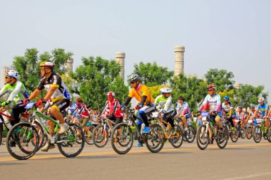 Luannan - 2 Ağustos 2014 'te Hebei Eyaleti, Çin' de bir yolda bisiklet yarışması erkekler yarışması sahnesi