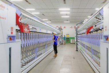 Luannan - 31 Mayıs 2015 'te üretim atölyesinde dönen işçiler, Luannan County, Hebei, Çin