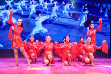 Luannan County - 23 Ocak 2017: Çin halk dansları gösterisi, Luannan, Hebei, Chin