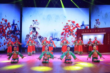 Luannan County - 23 Ocak 2017: Çocuk dans gösterisi, Luannan, Hebei, Chin