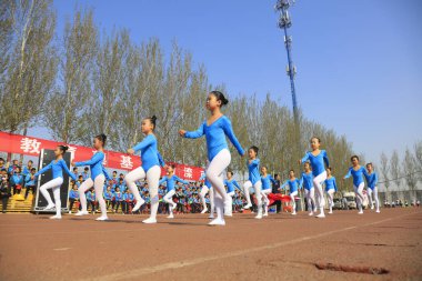 Luannan County - 12 Nisan 2017: Oyunların açılış töreninde sporcular, Luannan, Hebei, Chin