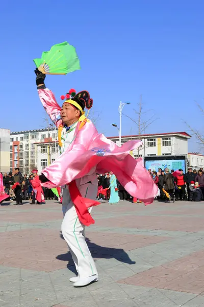 Luannan İlçesi- 18 Şubat: Çin geleneksel Yanko halk dansları gösterisi 18 Şubat 2016 tarihinde, Luannan County, Hebei Eyaleti, Çin