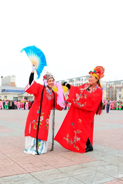 Luannan İlçesi - 19 Şubat: Çin geleneksel Yanko halk dansları gösterisi 19 Şubat 2016 tarihinde, Luannan County, Hebei Eyaleti, Çin