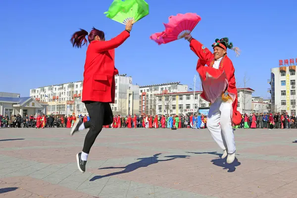 Luannan İlçesi - 20 Şubat: Çin geleneksel Yanko halk dansları gösterisi 20 Şubat 2016 tarihinde, Luannan County, Hebei Eyaleti, Çin 
