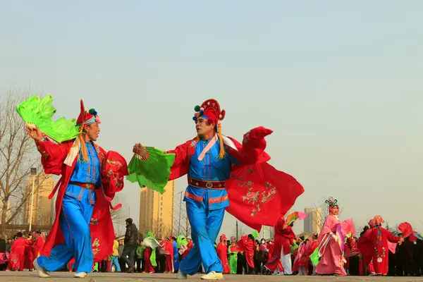 Luannan Eyaleti - 22 Şubat: Çin geleneksel Yanko halk dansları gösterisi 22 Şubat 2016 tarihinde, Luannan County, Hebei Eyaleti, Çin 