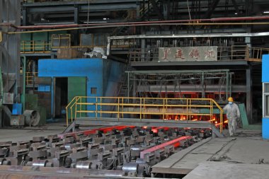 TANGSHAN - 14 Haziran: Çelik fabrikaları sürekli döküm atölyesi, 14 Haziran 2014, Tangshan, Hebei Eyaleti, Chin