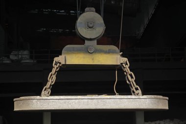 Çelik fabrikasında elektromıknatıs ekipmanı, fotoğrafa yakın çekim.