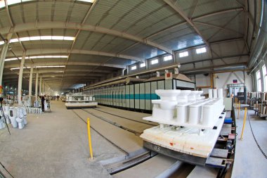 LUANNAN COUNTY - 5 Ocak 2014, Luannan Eyaleti, Hebei Eyaleti, Çin 'deki ZhongTong Seramik Şirketi' ndeki sinter fırını atölyesindeki seramik yarı bitmiş ürünler